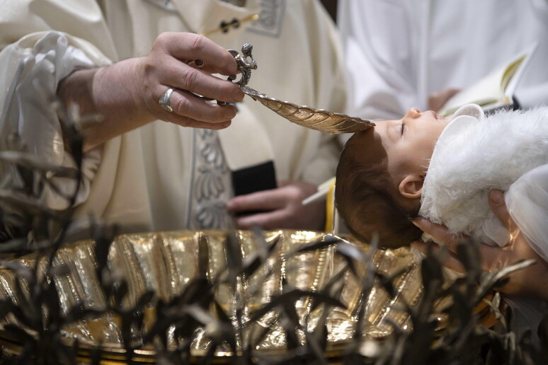 Un bimbo battezzato dal Papa (archivio) - RIPRODUZIONE RISERVATA